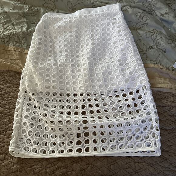 Banana Republic | Dot Lace Pencil Skirt Size 4P - Picture 2 of 10